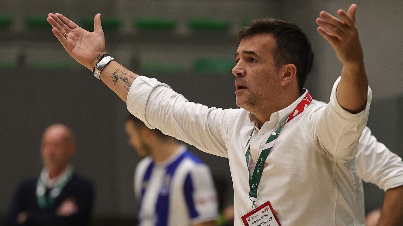 Treinador gesticula durante jogo do Sporting CP de andebol