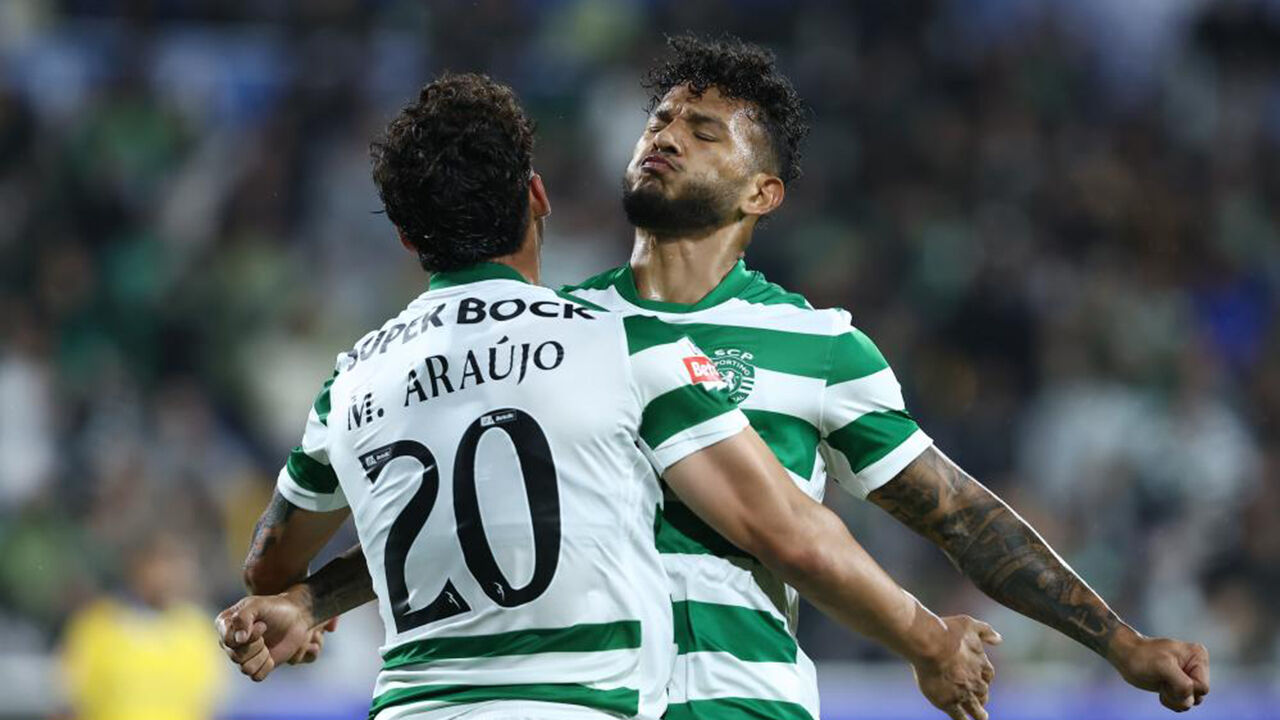 Jogadores do Sporting festejam golo contra o Estoril, com destaque para Luis Suárez