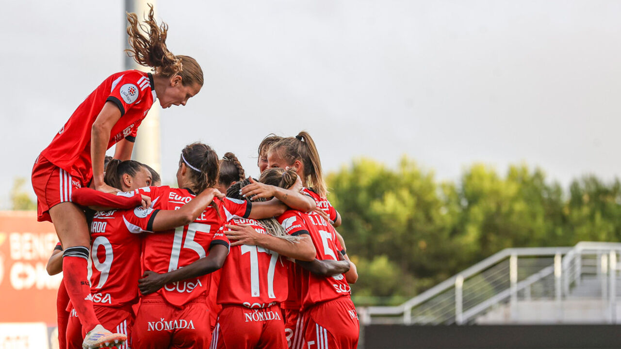 Jogadoras do Benfica celebram golo frente ao Damaiense