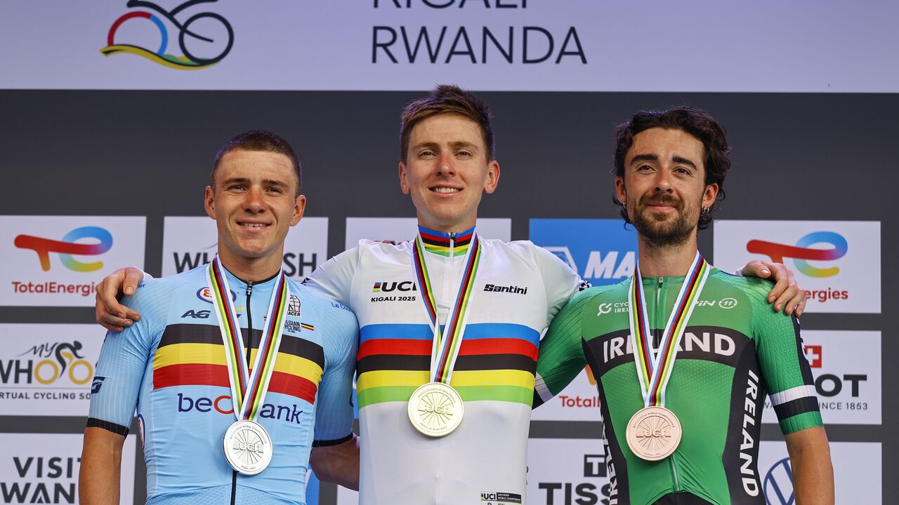 Pogacar entre Evenepoel e Ben Healy