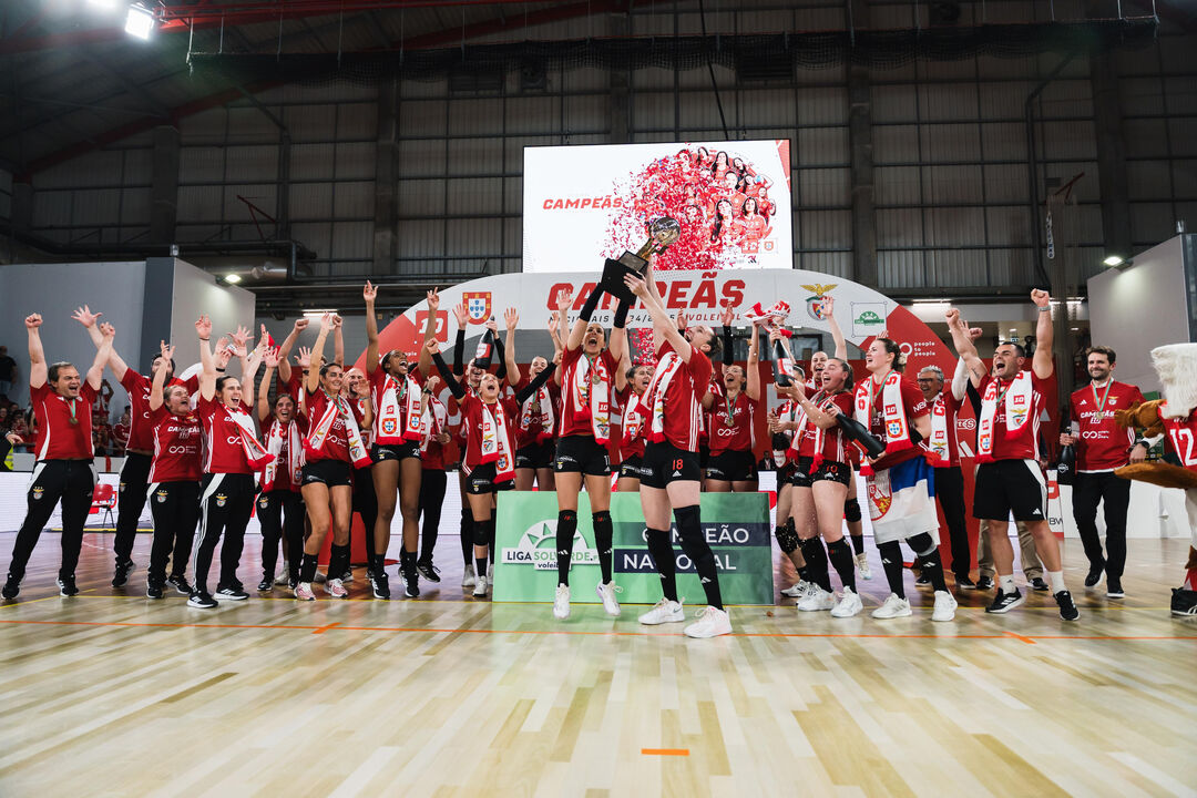 Equipa do Benfica celebra título de campeã nacional de voleibol