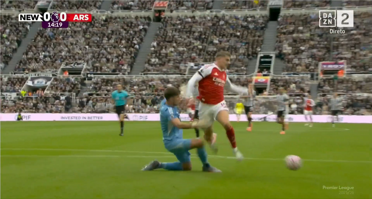 O lance do penálti revertido a Gyökeres no Newcastle-Arsenal