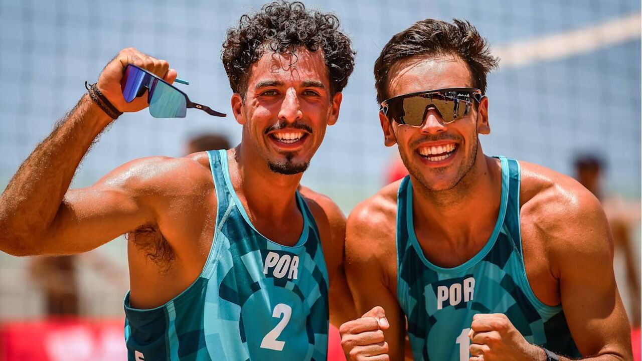 Atletas portugueses celebram no torneio de voleibol de praia