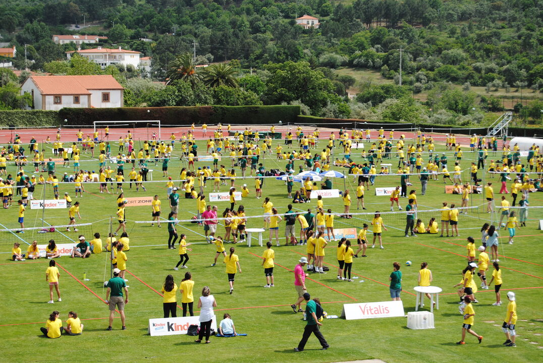 Grupo participa em jogos de voleibol