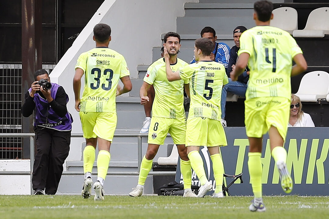 Jogadores do Chaves fazem a festa em Faro