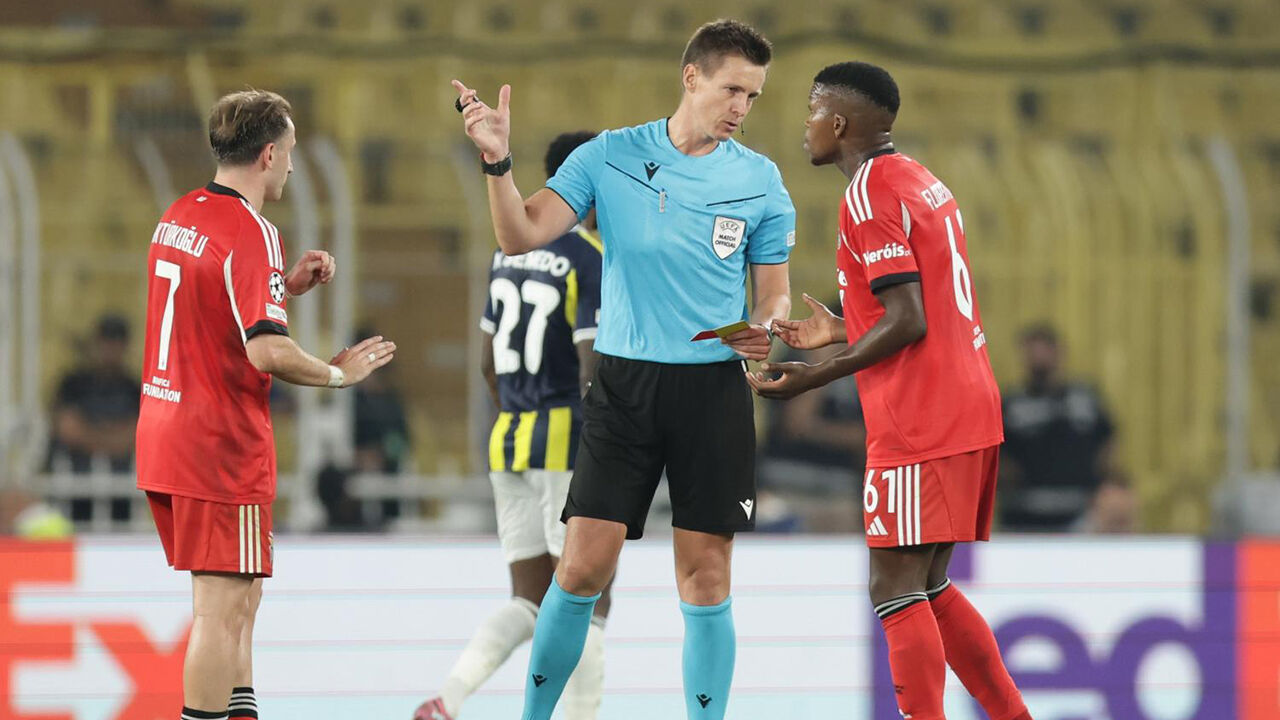 Árbitro Daniel Siebert apita jogo do Benfica com o Chelsea em Londres
