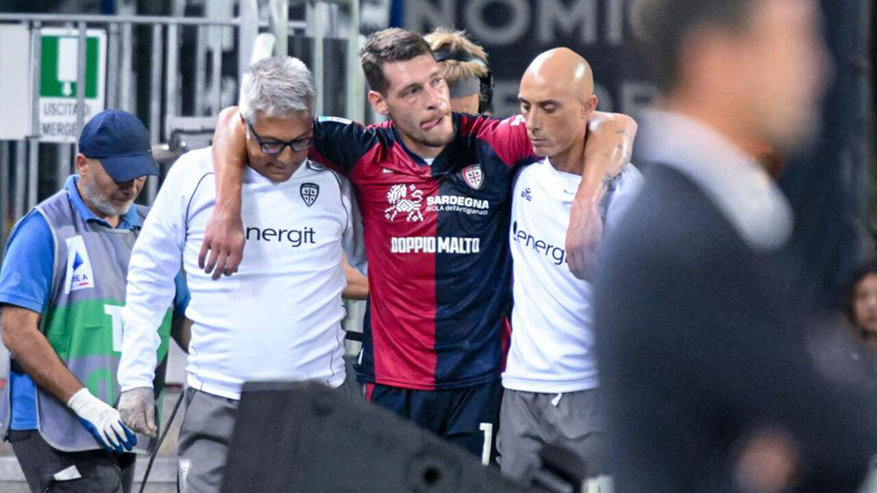 Jogador de futebol recebe assistência médica durante jogo