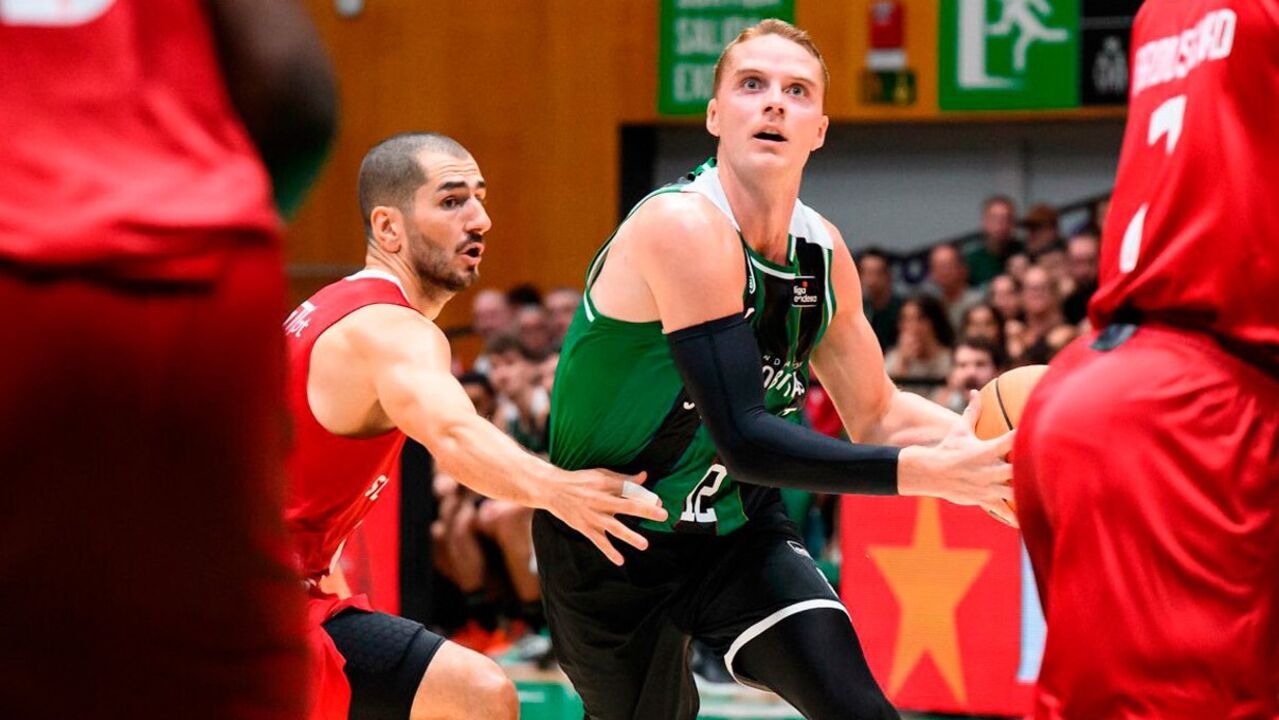 Basquetebolistas em jogo da Liga Betclic