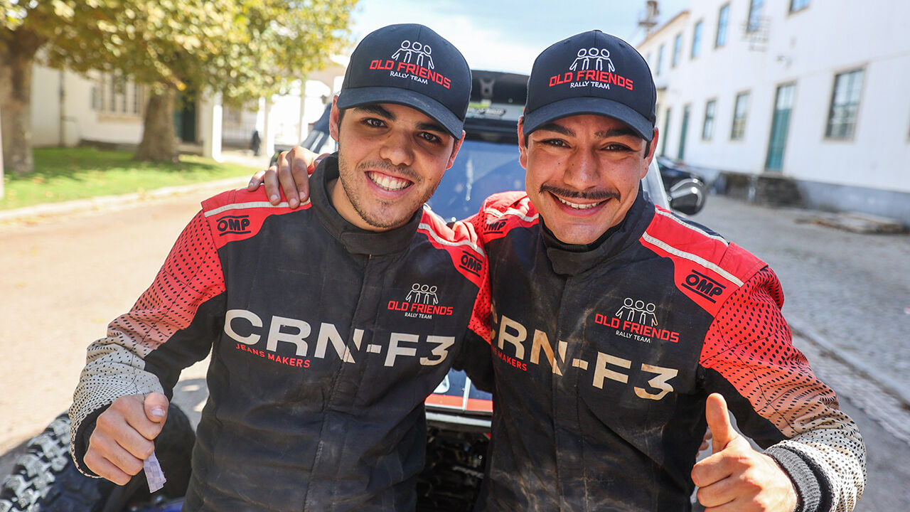 Bernardo Oliveira e Alexandre Pinto no final do bp Ultimate Rally Raid Portugal