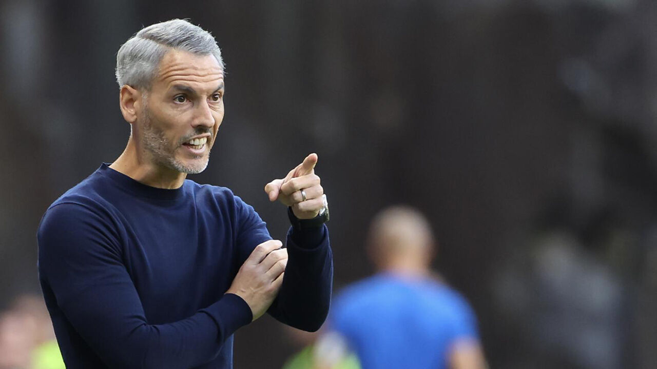 Treinador gesticula durante jogo