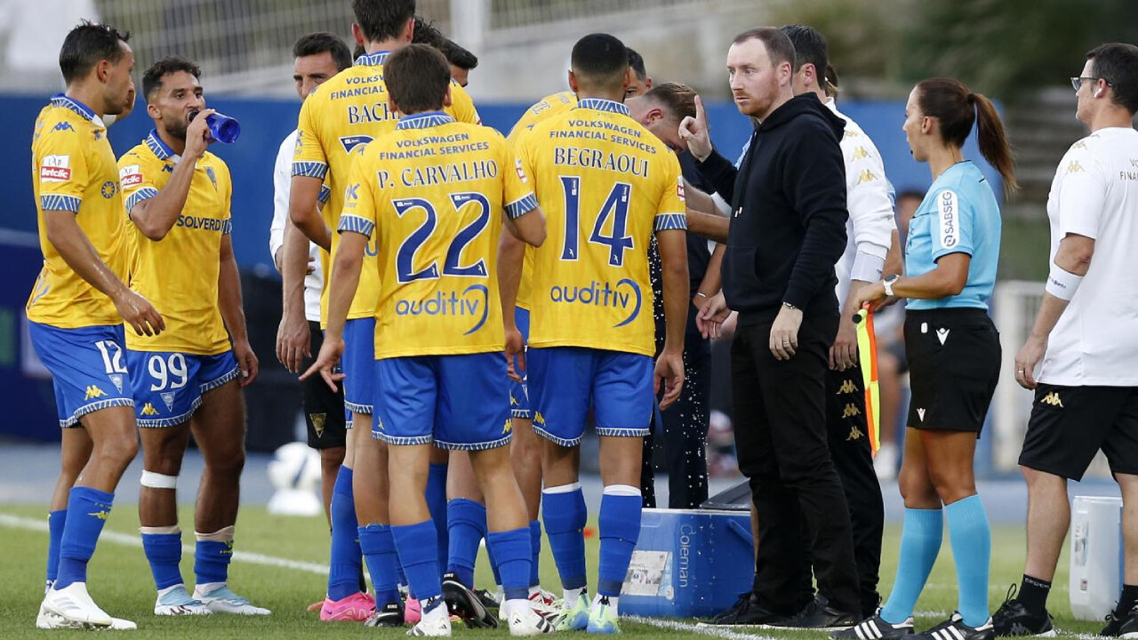 Ian Cathro dá indicações aos jogadores 