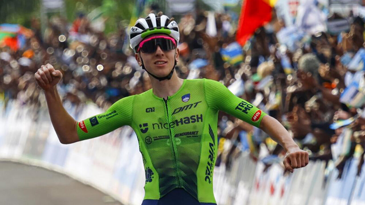 Pogacar bicampeão mundial em África após ataque a 100 km da meta