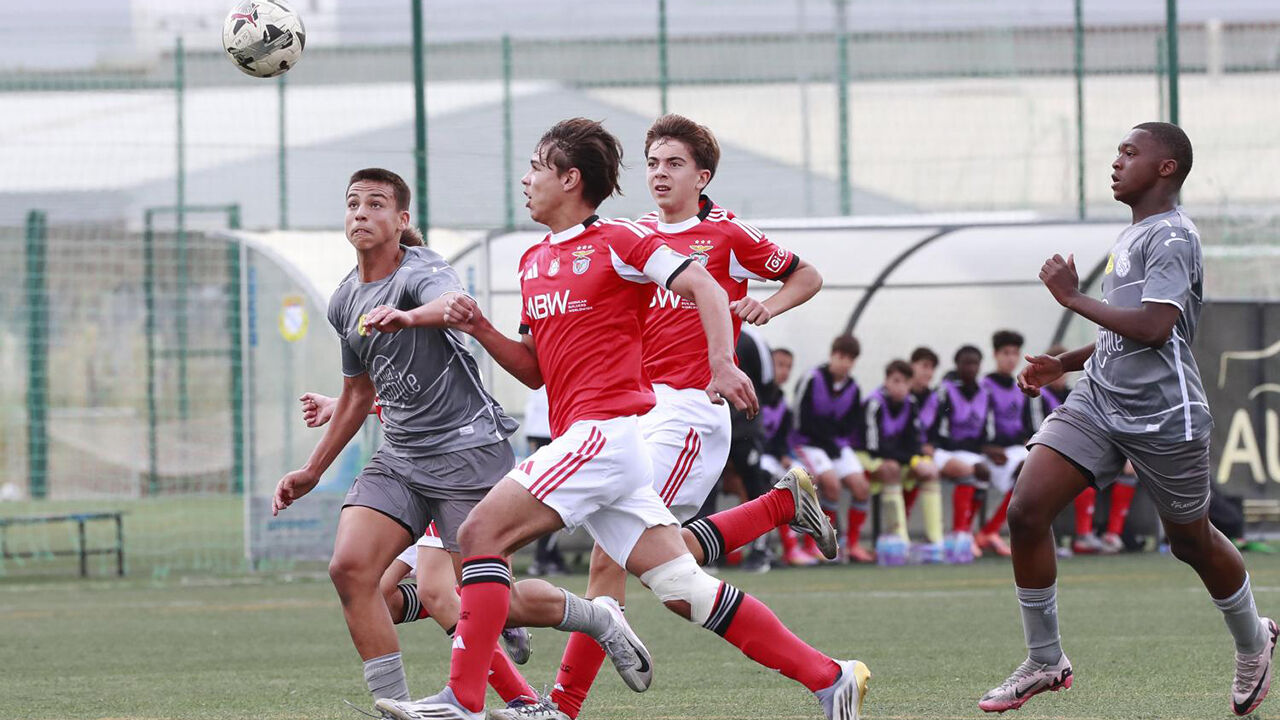 Jogo de futebol entre Benfica e Alverca no campeonato de iniciados