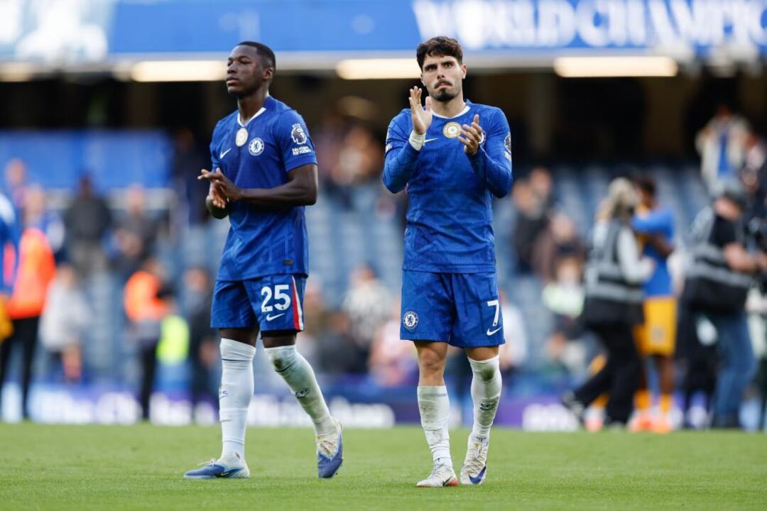 Jogadores do Chelsea aplaudem os adeptos em Stamford Bridge