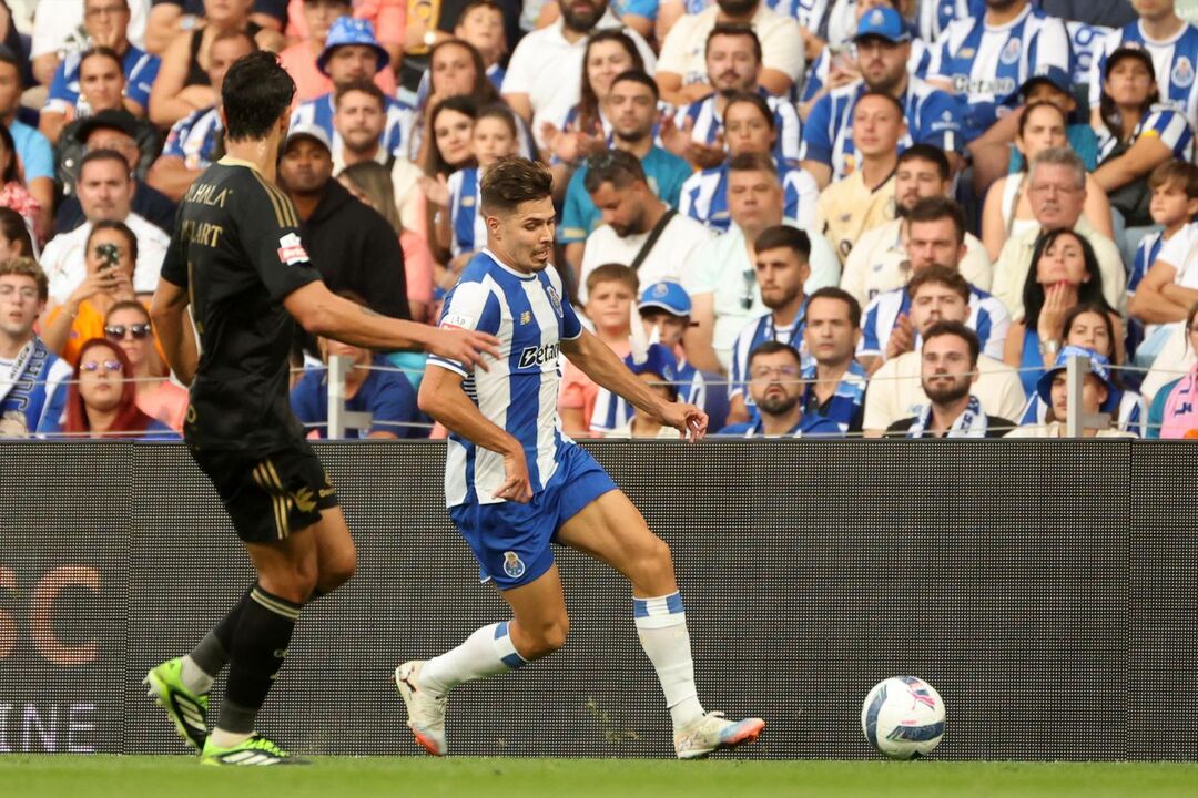 Moura procura lugar no onze após época de assistências.

