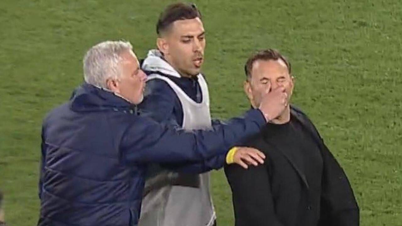 Mourinho apertou o nariz a Okan Buruk num jogo da Taça da Turquia