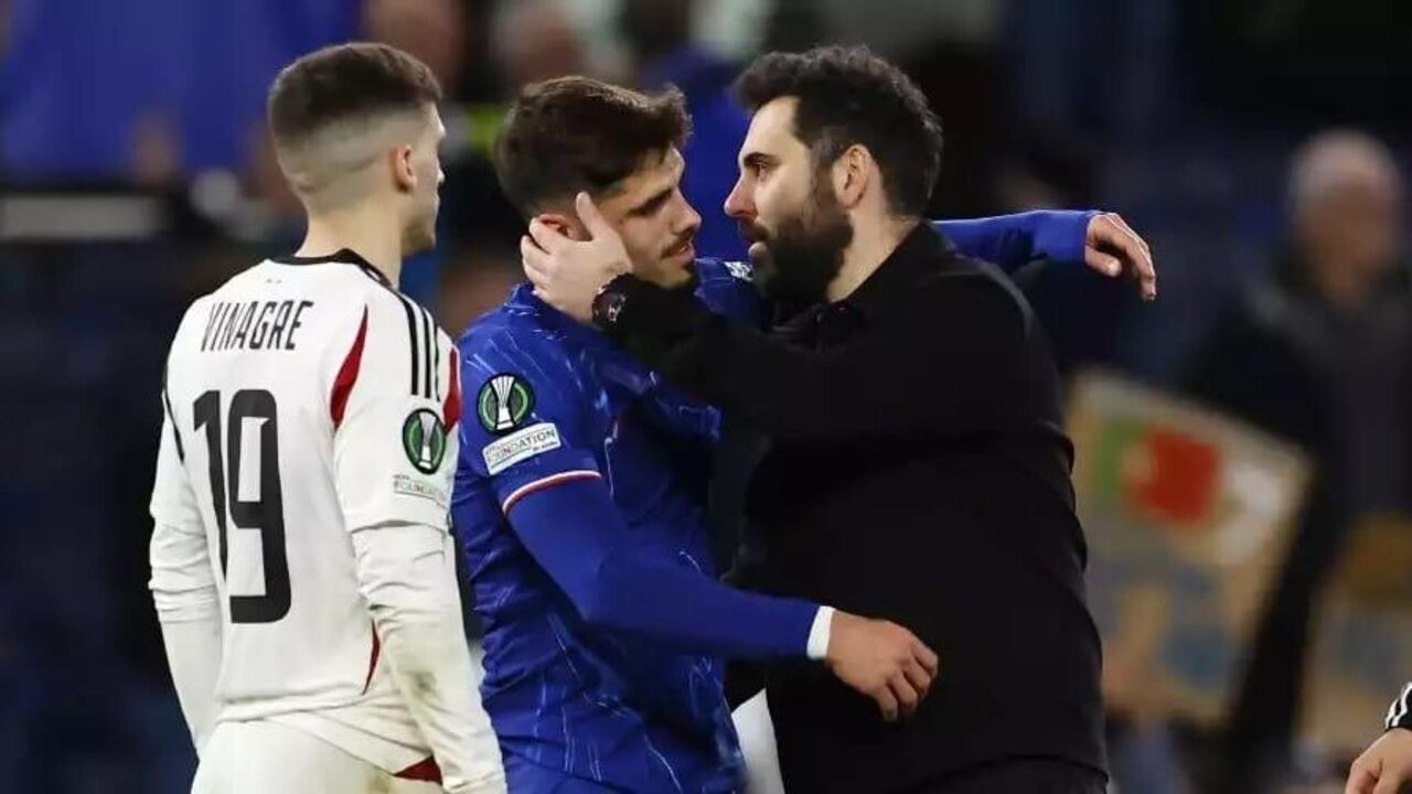 Gonçalo Feio cumprimenta Pedro Neto, sob o olhar de Rúben Vinagre, em Stamford Bridge