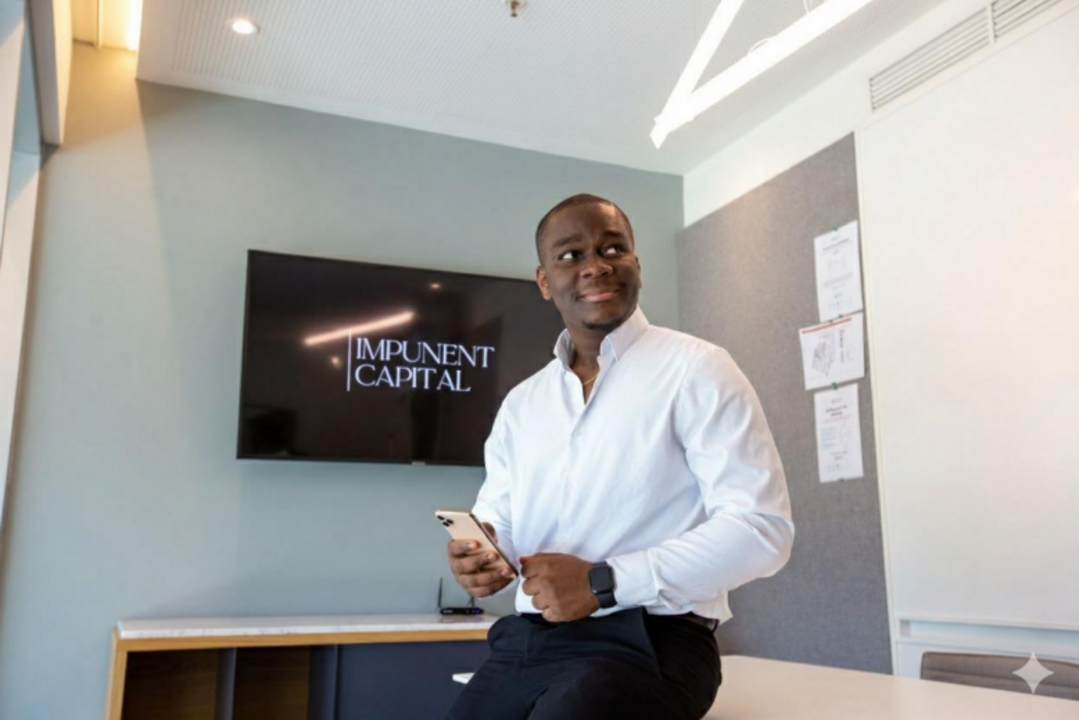 Profissional da Impunent Capital com um smartphone no escritório