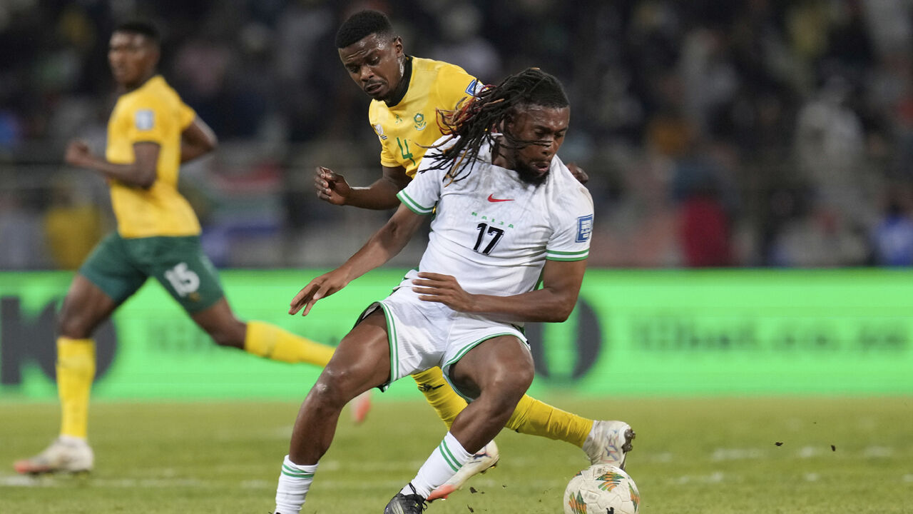 Teboho Mokoena (atrás) disputa a bola com Alex Iwobi