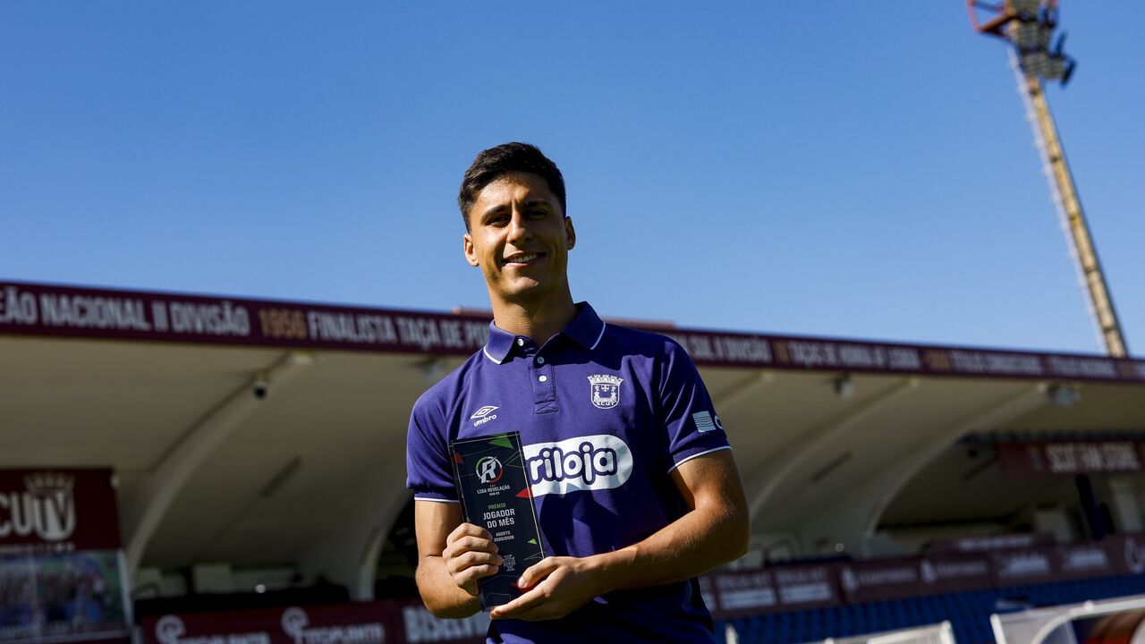 Rodrigo Marquês recebe prémio de jogador do mês na Liga Revelação