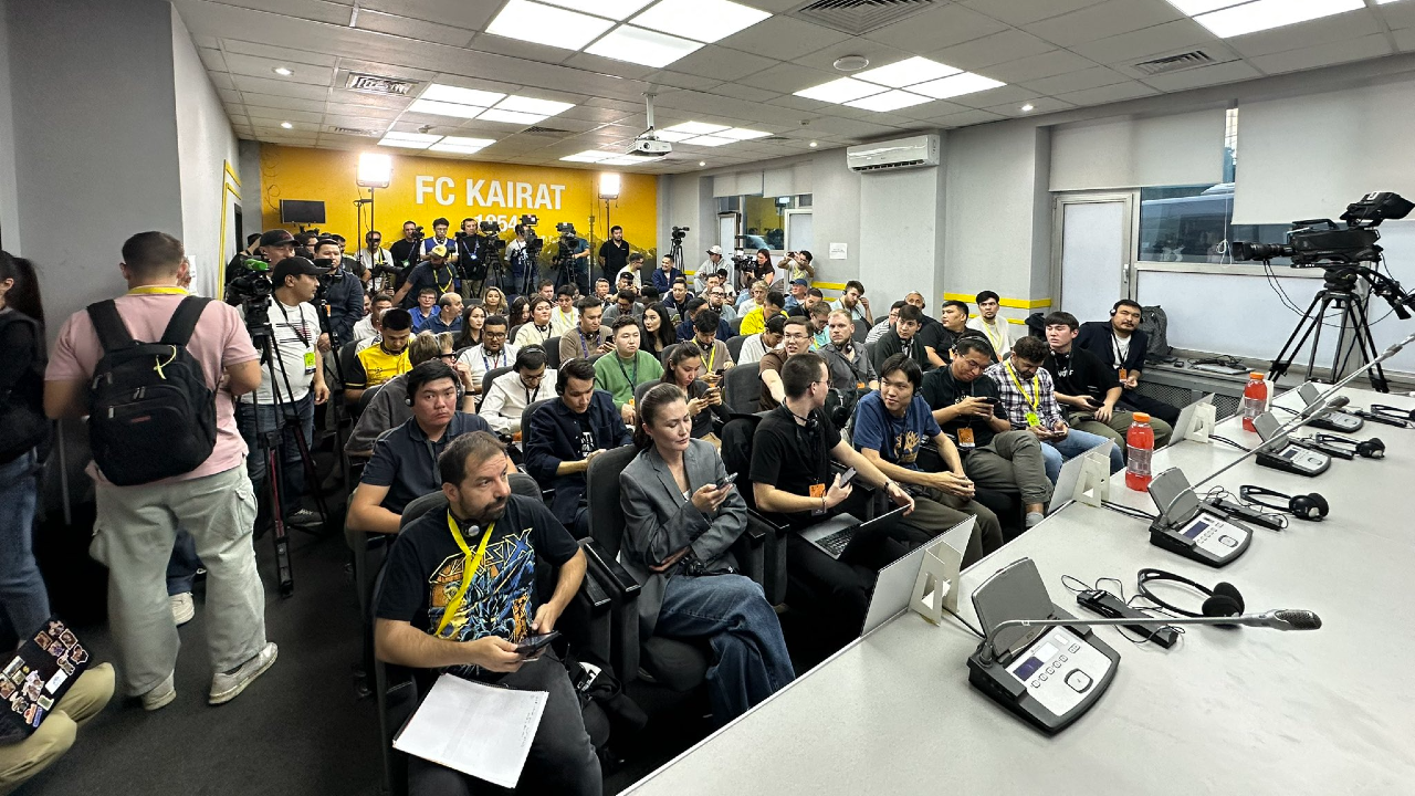Sala de imprensa do Kairat encheu