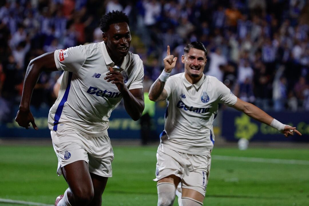 Jogadores do FC Porto celebram golo no Arouca, com resultado final de 0-4