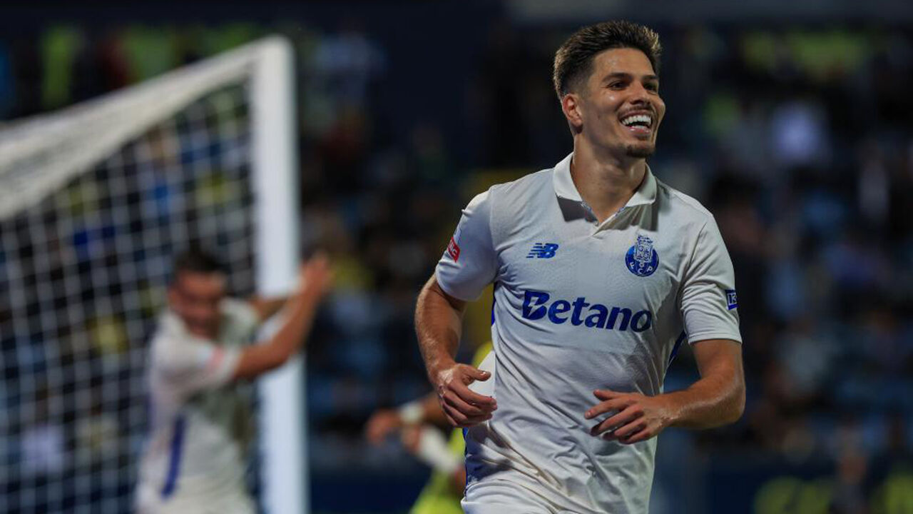 Futebolista festeja golo em campo