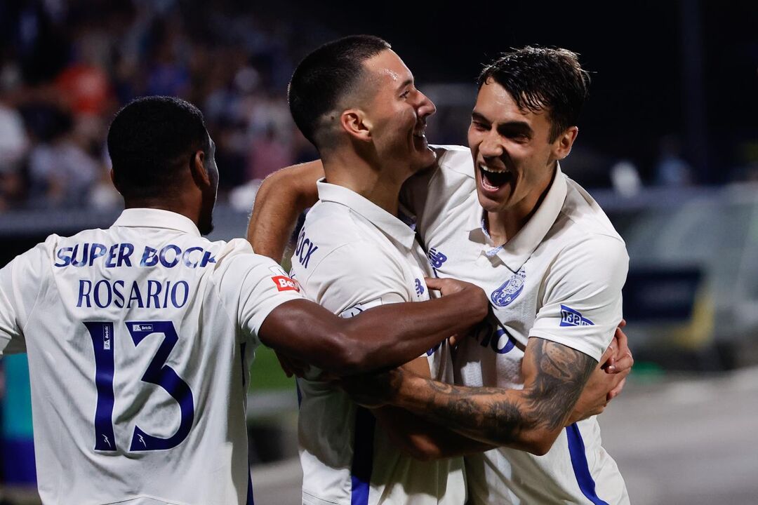 Jogadores celebram golo em jogo de futebol