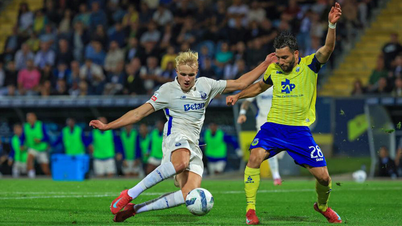 Jogo de futebol entre Arouca e FC Porto, com jogadores em campo
