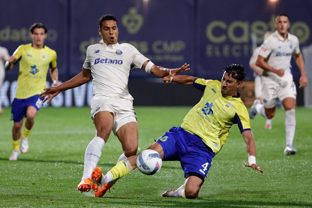 Alberto Costa assiste Zaidu no jogo