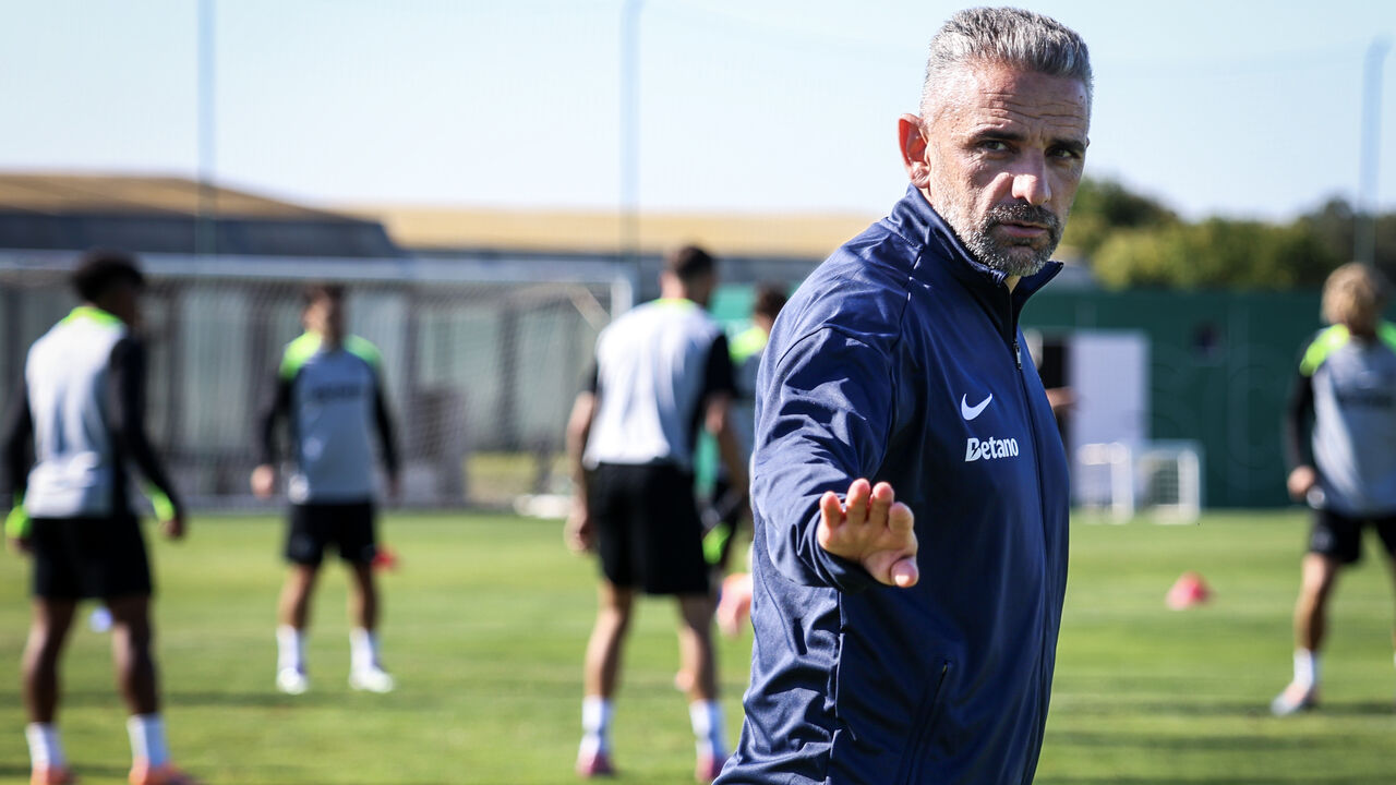 Rui Borges a orientar treino do Sporting antes da partida para Nápoles