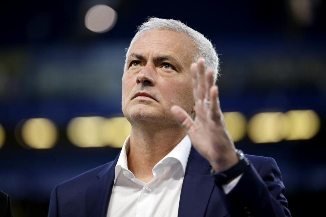 Do cumprimento a velhos amigos ao reencontro com os adeptos: as imagens do regresso de Mourinho a Stamford Bridge