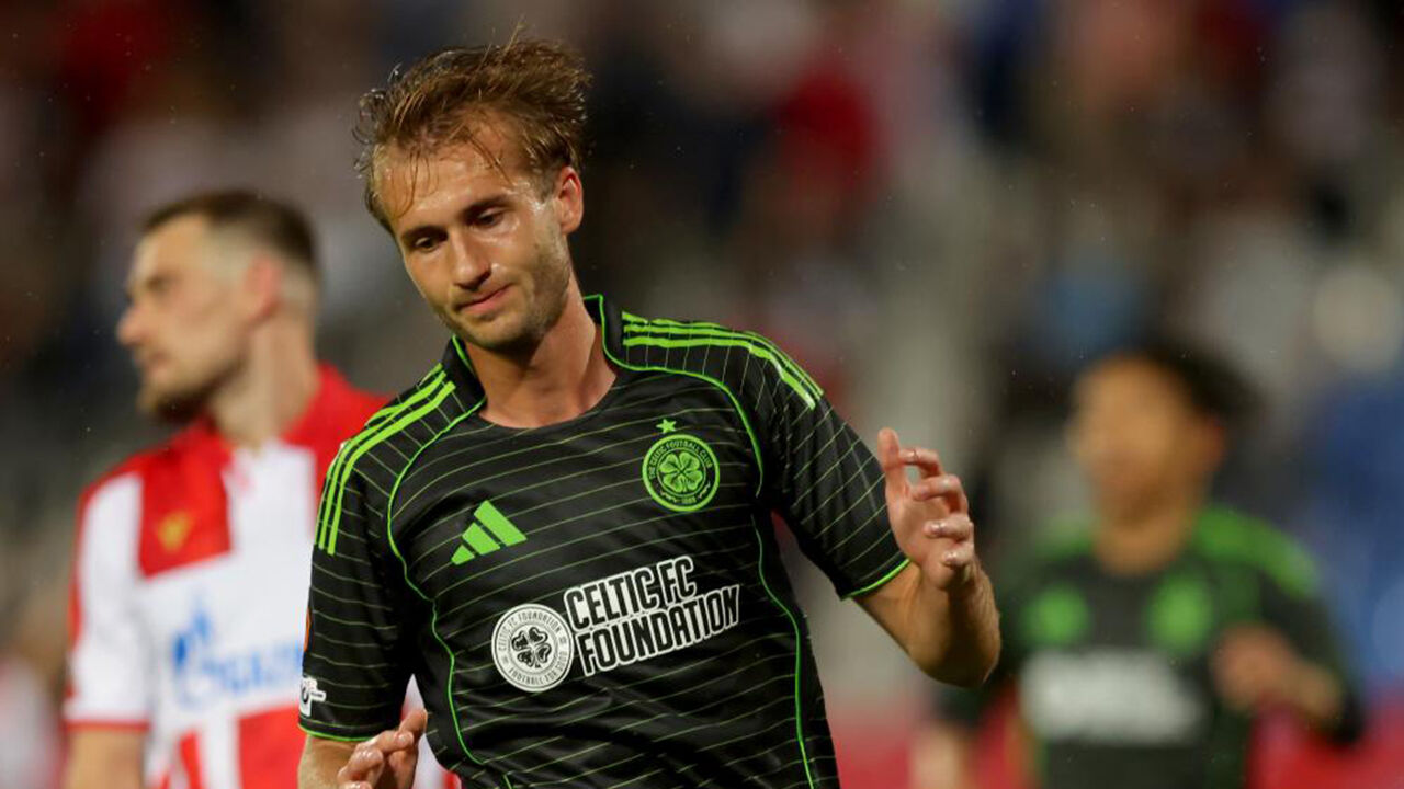 Futebolista do Celtic, Brendan Rodgers, com equipamento do clube