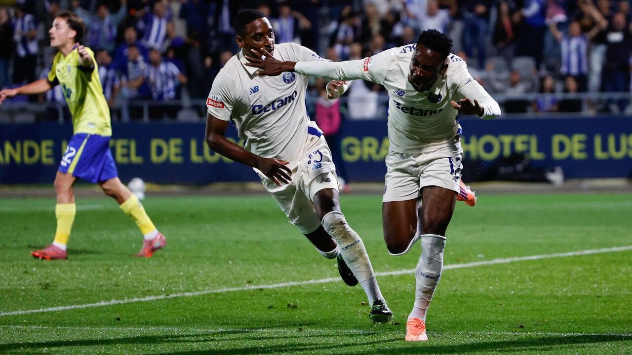 Jogadores festejam golo durante jogo em Arouca