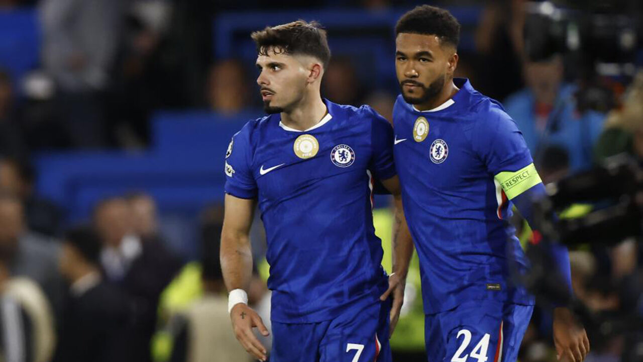 Pedro Neto com Reece James