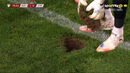 Jogo Áustria-Chipre interrompido devido a buraco no relvado.
