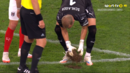 Jogo Áustria-Chipre interrompido por buraco no relvado