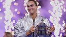 Aryna Sabalenka com o troféu