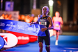 Corredora cruza a meta na Night Race Prague 2025