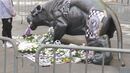 Estátua da pantera junto ao Estádio do Bessa palco de tributo a Dinis