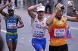 Marchadores usam esponjas com água para se refrescarem