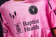 Camisola rosa do Inter Miami com logótipos de Messi e patrocinadores