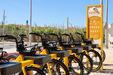 Bicicletas do sistema de mobilidade suave "Oeiras Move" alinhadas numa estação