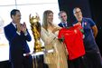 Pedro Proença com a seleção feminina de futebol de praia, campeã europeia, na Cidade do Futebol
