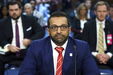 Diretor do FBI surge no Senado com gravata do Liverpool