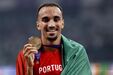 Isaac Nader exibe a medalha conquistada
