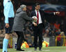Mourinho troca impressões com Rui Vitória à beira do relvado.