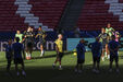 Mourinho no relvado do Estádio da Luz durante um treino