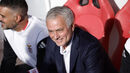 Mourinho no banco do Benfica durante o jogo com o AVS SAD