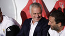 Mourinho no banco do Benfica durante o jogo com o AVS SAD